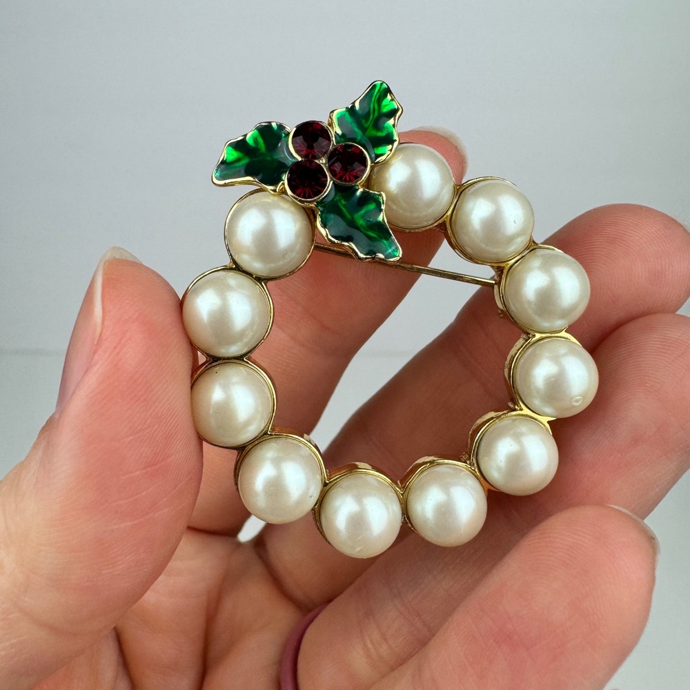 Vtg Christmas Holiday Brooch Pin Faux Pearl Wreath Rhinestone Holly Gold Tone